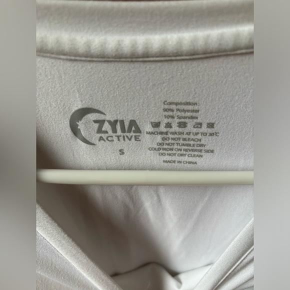 White Go To Pocket V Zyia tshirt. Small - Picture 2 of 3